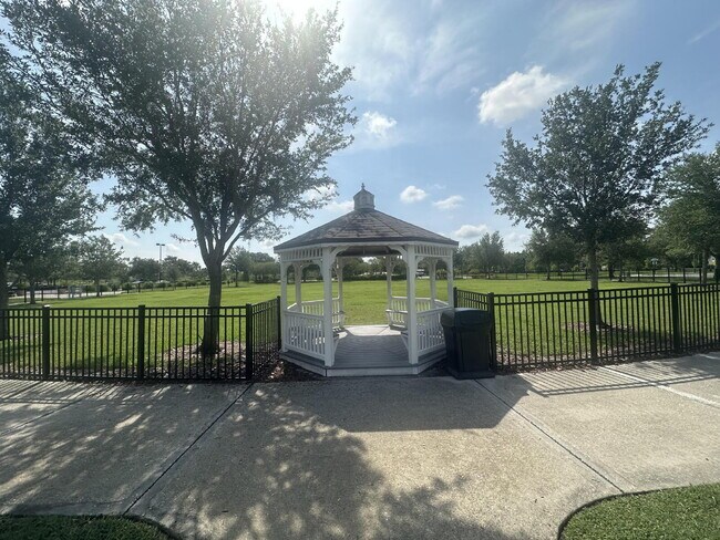 Building Photo - Available for July move-in!