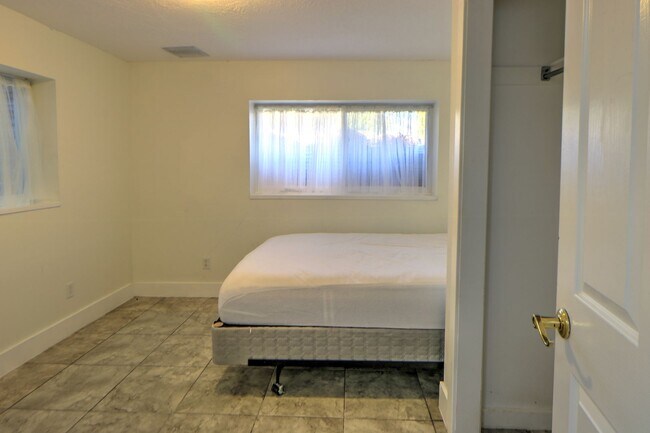 Building Photo - Basement Apartment Near Springville Canyon