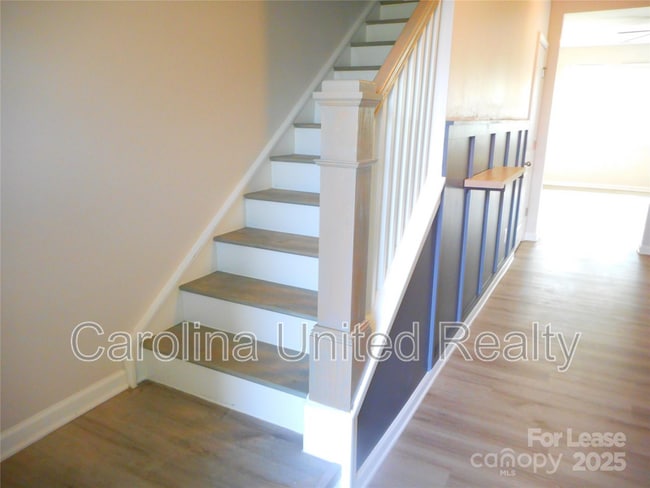 Building Photo - 3058 Eastcott Ave