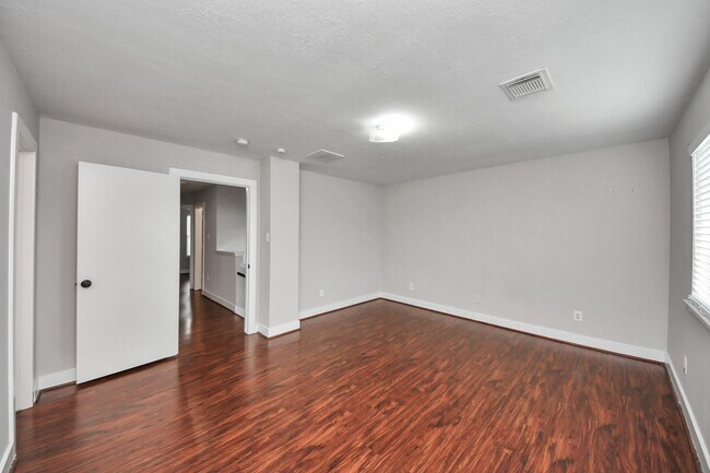 Building Photo - 1536 Kew Garden Dr