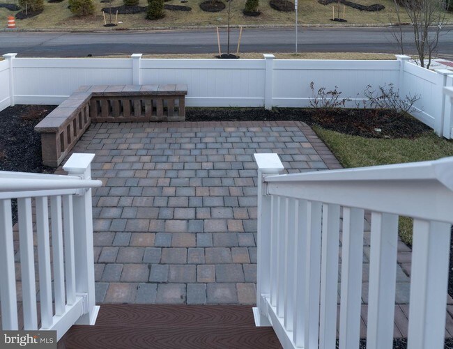 Building Photo - 2 PEACOCK Way