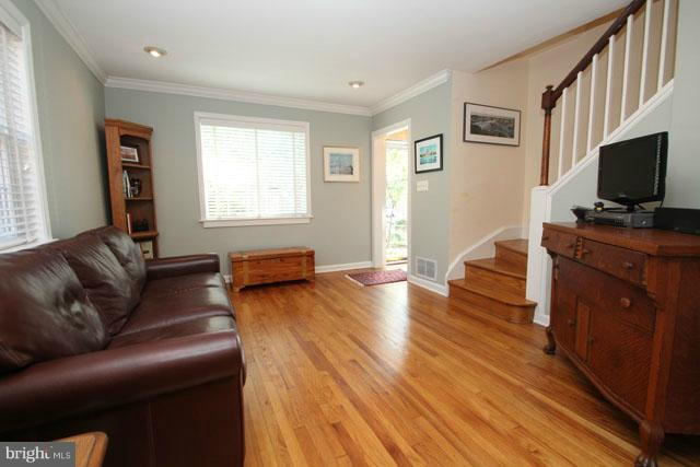 Building Photo - Classic Townhome with Hardwood Floors and Functional Layout