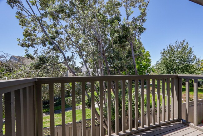 Building Photo - 3 Bed / 2.5 Bath light and spacious townho...