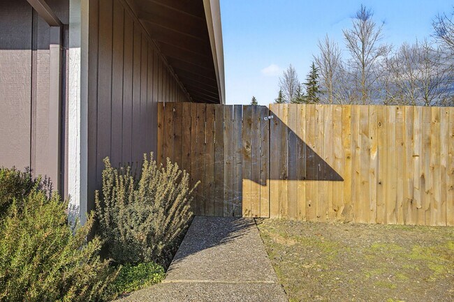 Building Photo - BRUSS01