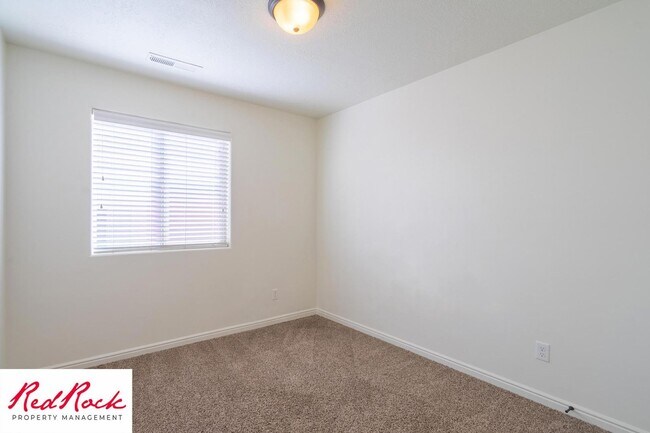 Building Photo - DOG-FRIENDLY 3 Bedroom Townhome with INTERNET INCLUDED!