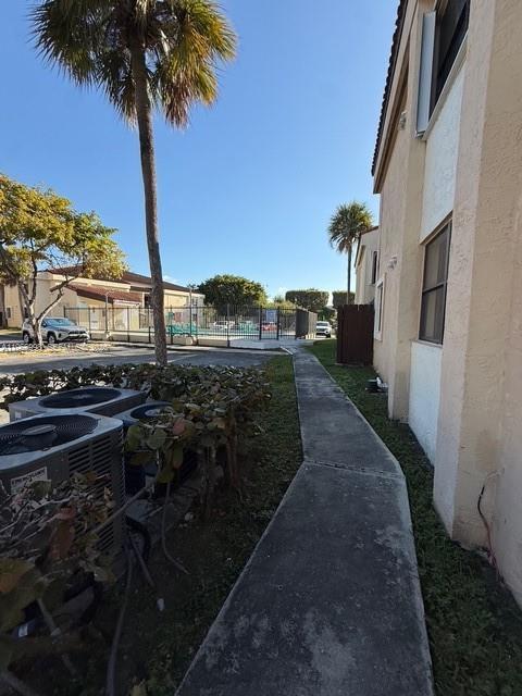 Building Photo - 660 W Park Dr