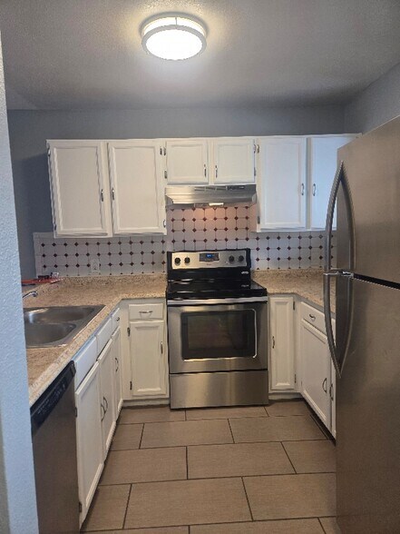 Building Photo - 6160 Fenton St