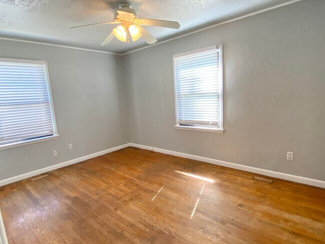 Building Photo - 429 W Hurd St