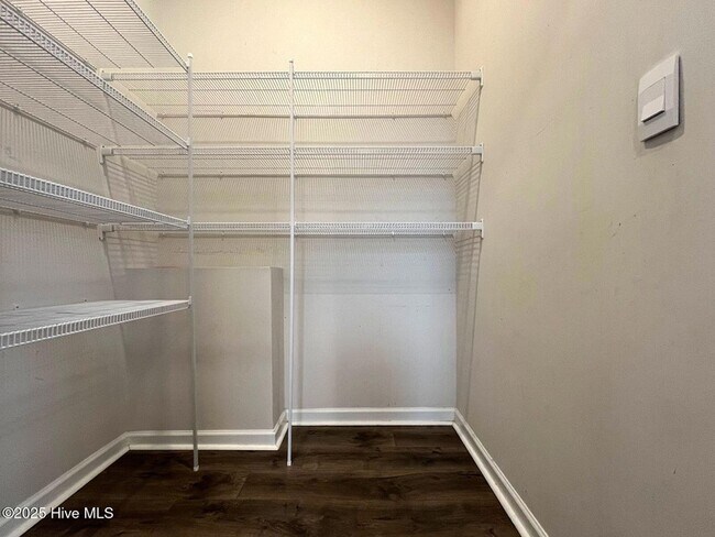 Building Photo - 275 Roberts Pl