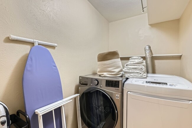 Building Photo - Stunning 4 BDR/2BA Mountain Retreat