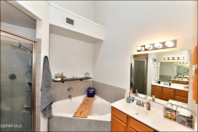 Building Photo - 10937 Northview Dr