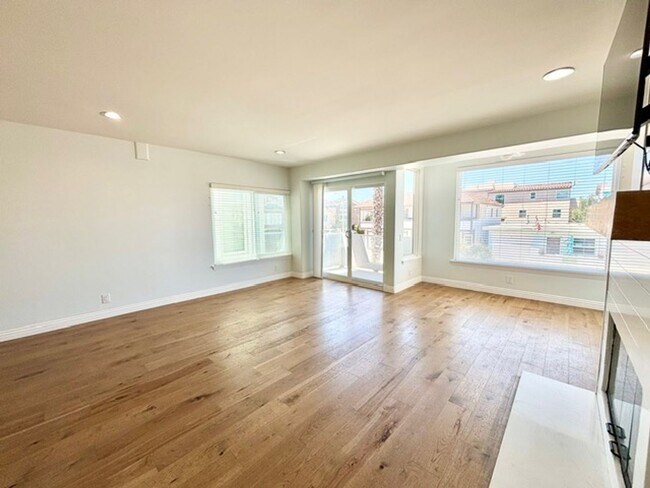 Building Photo - Hollywood Beach | Oxnard | 3 Bed + 3.5 Bat...