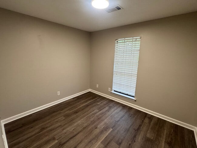 Building Photo - Forest Hills Home