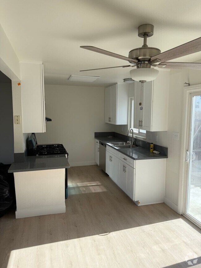 Building Photo - Lemon Triplex