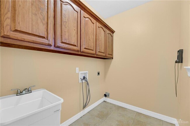 Building Photo - 3218 Lerma Dr