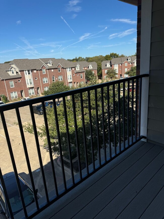 Building Photo - JULY MOVE IN - Spacious 3 Bedroom 3.5 Bath...