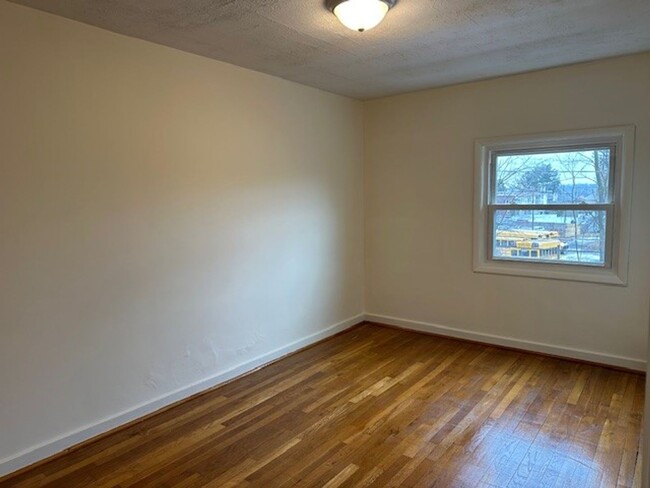 Building Photo - 3 Bedrooms 1 Bathroom Row Home For Rent In...