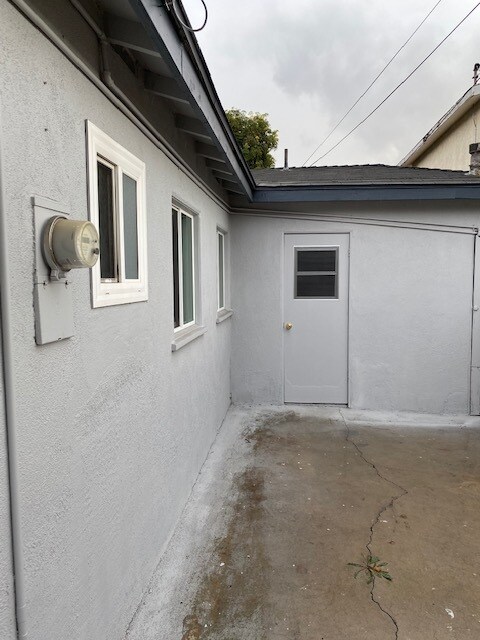 Building Photo - 5933 Gaviota Ave