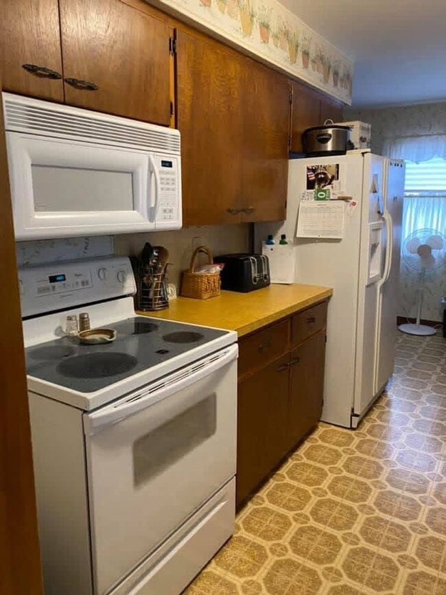 Building Photo - 610 E Elaine Ave