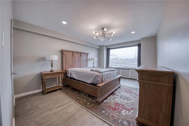 Building Photo - 320 Fort Duquesne Blvd