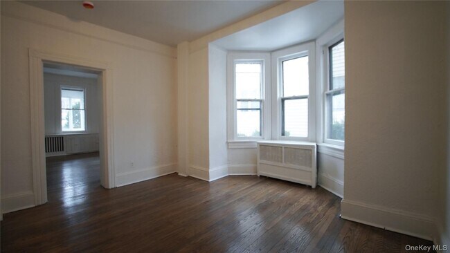 Building Photo - 27 Lawrence Ave