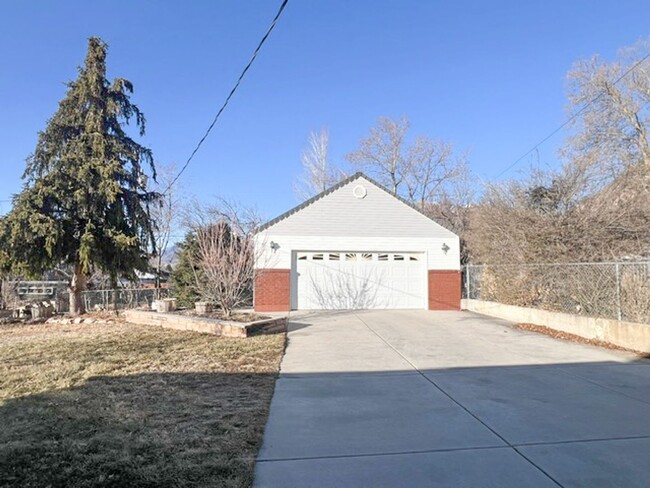 Building Photo - Beautifully furnished home with 2 car garage