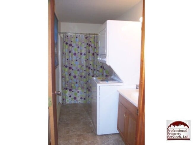 Building Photo - Country Living Near Commuter Routes