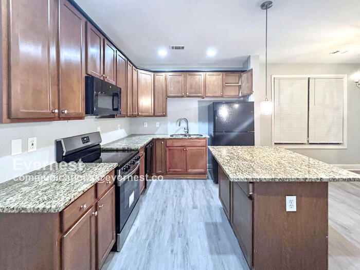 Building Photo - 1305 Sweetbriar Cir