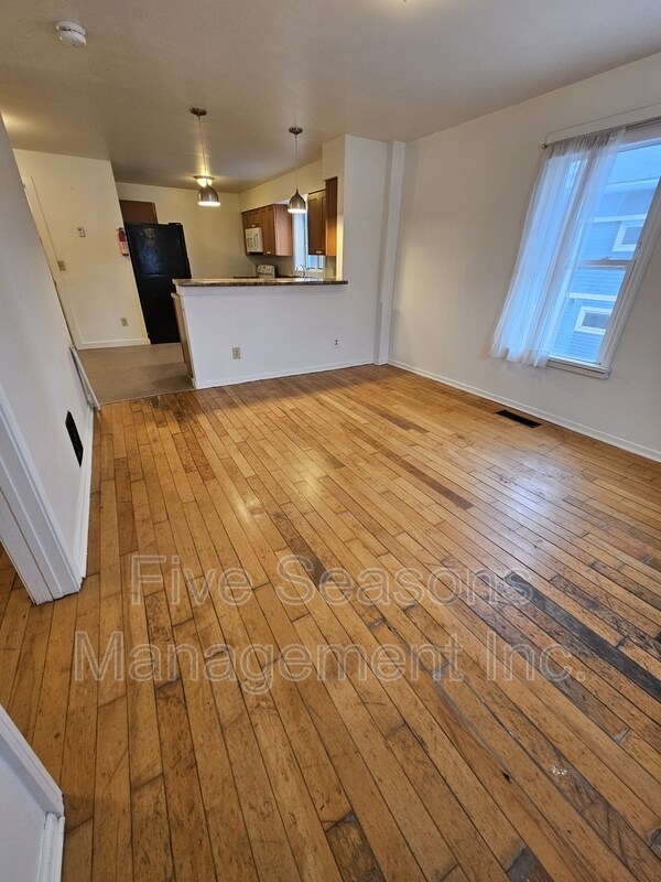 Building Photo - 432 Colchester Ave