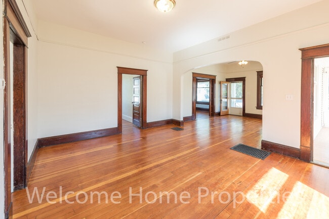 Building Photo - Classic 2 Bedroom Home with Tall Ceilings
