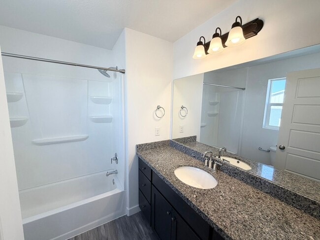 Building Photo - 3 Bedroom /2.5 Bathroom townhouse in Kearns