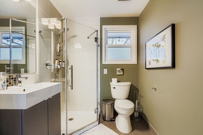 Building Photo - Bitter Lake Home