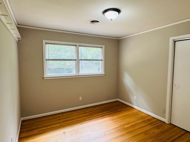 Building Photo - Freshly Renovated 4-Bedroom Retreat!