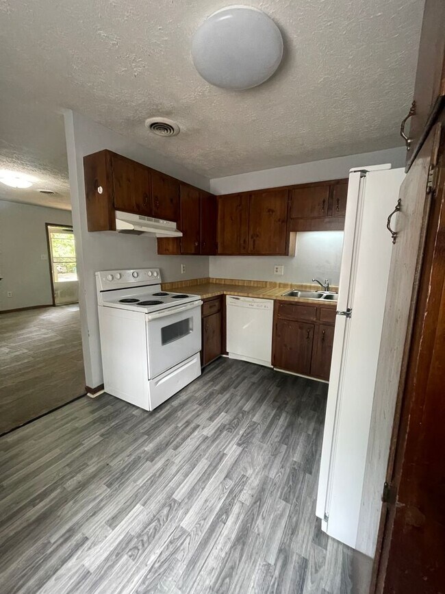 Building Photo - 2 BR 1 BA Eastside Duplex! Available for m...