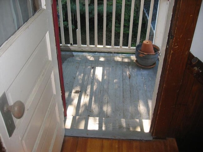 Building Photo - Pes Friendly, Large Unit, Laundry on a Site, Parking for Rent