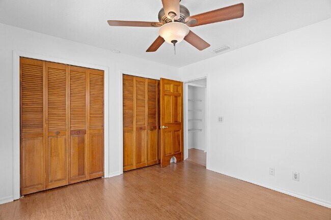 Building Photo - **Available February 2026***Welcome Home :: 3/2 with oversized fenced backyard in Indian Pines!