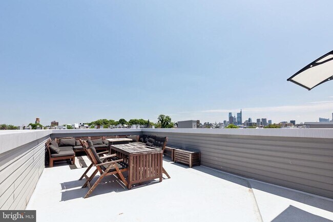 Building Photo - 1510 N Hollywood St