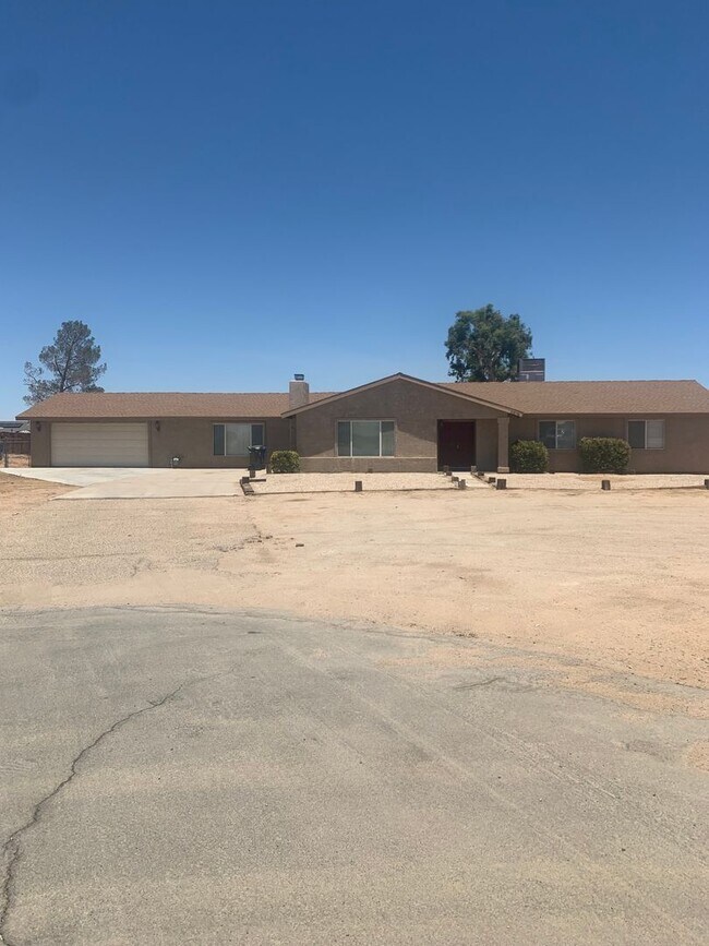 Building Photo - 4 BEDROOM APPLE VALLEY HOME ON CUL DE SAC!