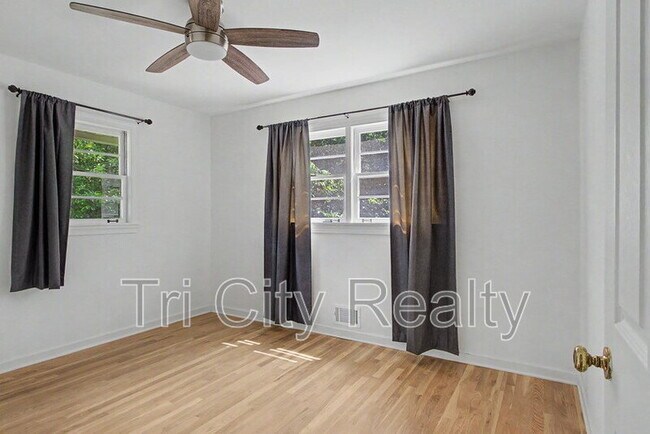 Building Photo - 212 Hilltop Dr