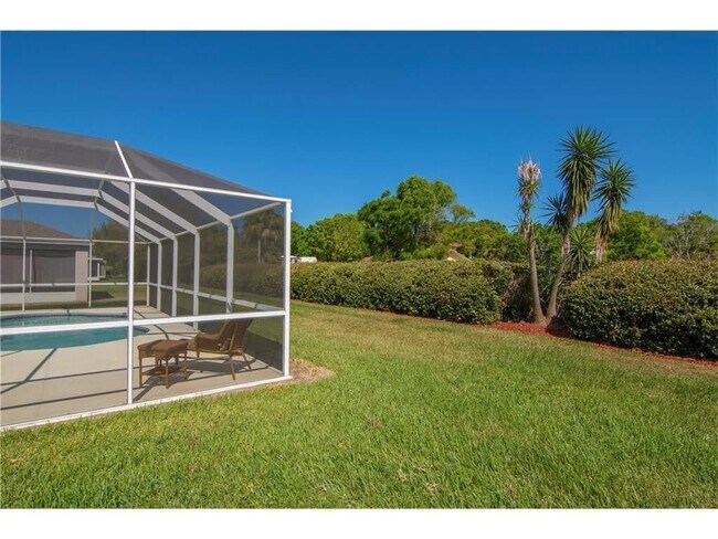 Building Photo - 993 E 13th Sq