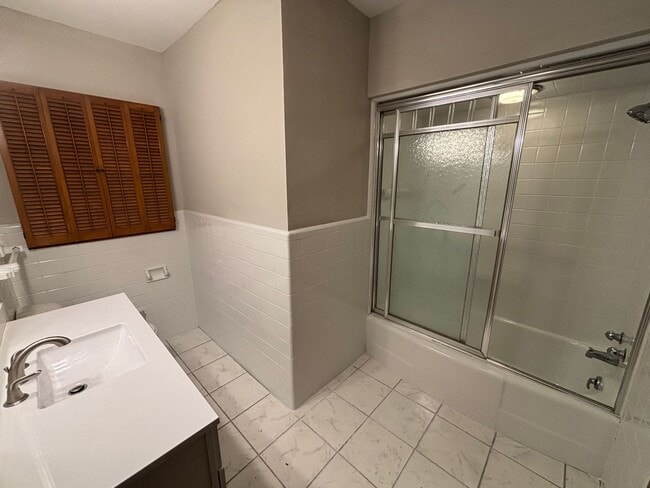 Building Photo - HUGE House near Athens Tech FOR RENT