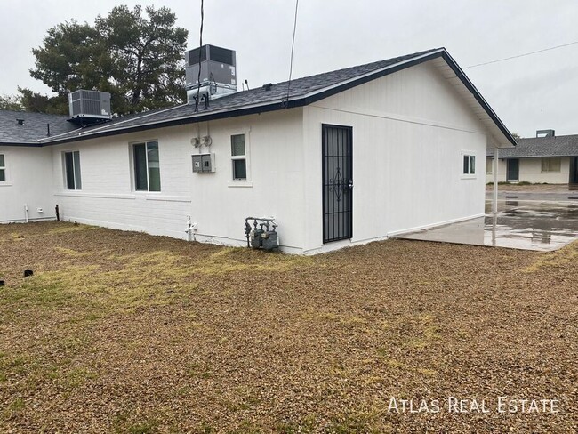 Building Photo - NOW AVAILABLE 3 BED 1 BATH with Private Yard!