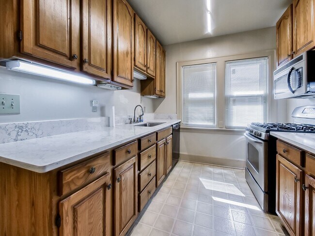 Building Photo - Welcome to this beautiful 2 bedroom, 2 bat...