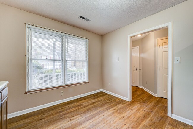 Building Photo - SW, Large Townhome, Wood/Vinyl Flooring, F...