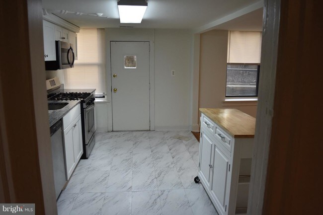 Building Photo - 900 Valley Rd