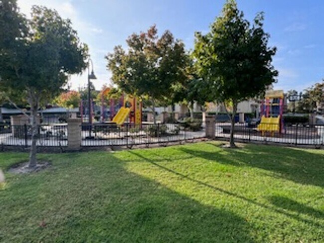 Building Photo - Beautiful 2 Bedroom, 2 Bathroom Oxnard Con...