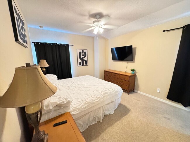 Building Photo - Fully Furnished 5-Bed End-Unit Townhome with Hot Tub in Gated Coral Cay! WASHER & DRYER INCLUDED!