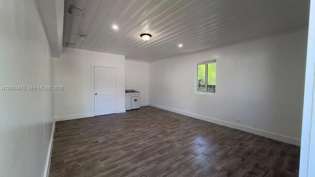 Building Photo - 670 NE 166th St