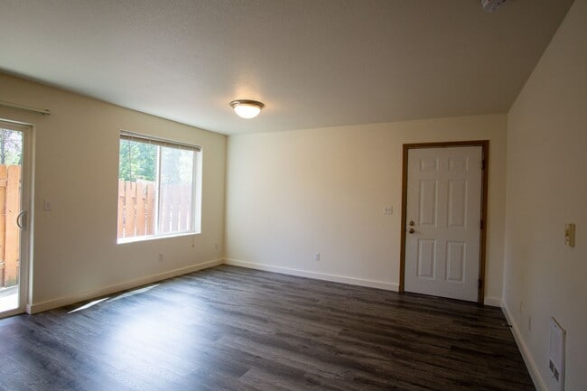 Building Photo - Garden Level 1 Bdr w/ Private Patio Ready ...