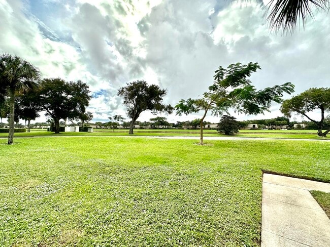 Building Photo - 805 8th Way